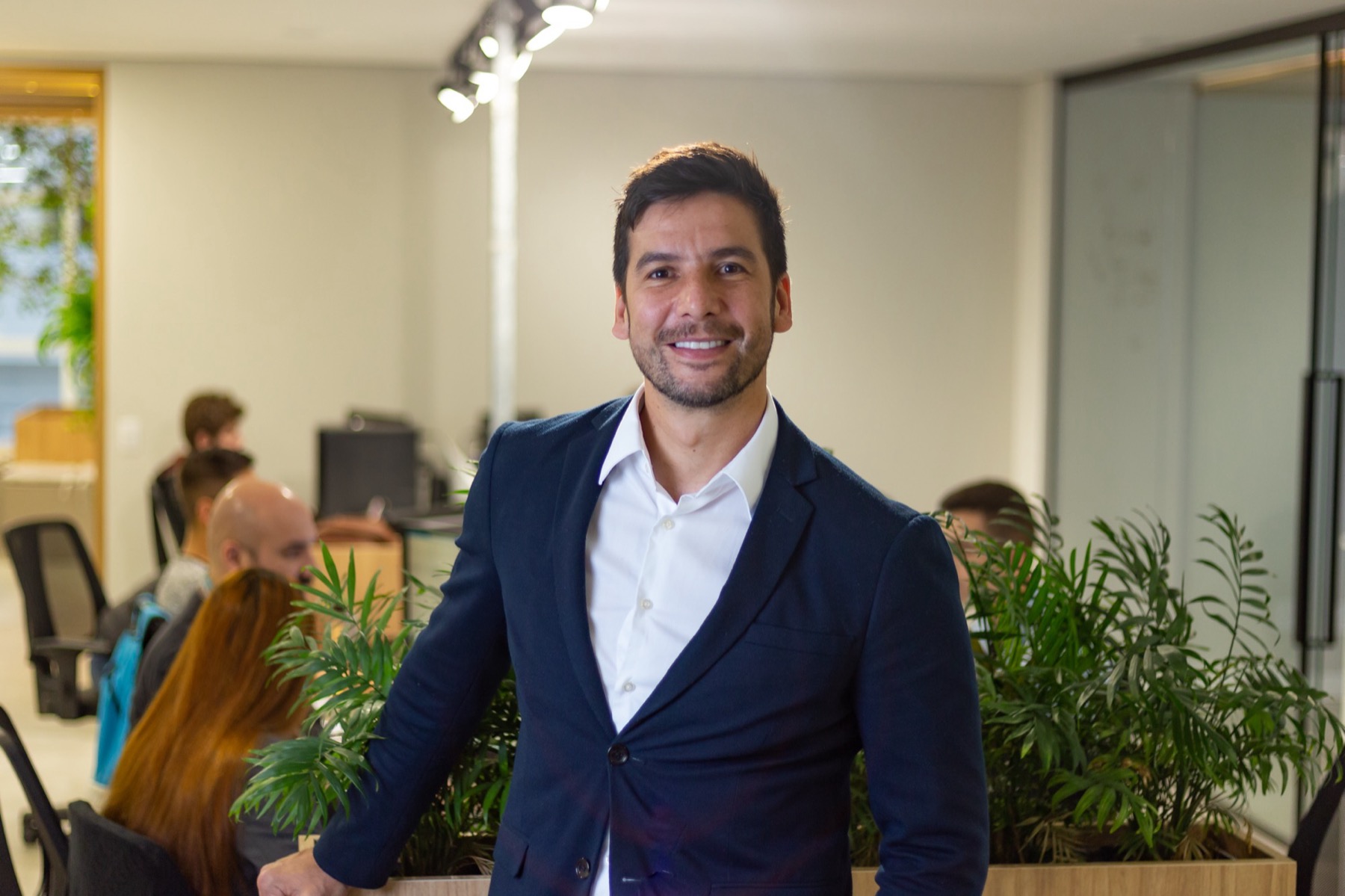 Marlos Henrique com a equipe da MH Cálculos ao fundo